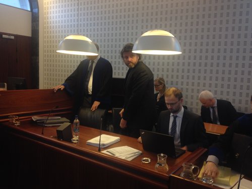 Jón Ásgeir Jóhann­es­son gekkst, sam­kvæmt ákæru, í per­sónu­lega ábyrgð fyrir láni sem Fons fékk til að greiða fjár­mun­ina aftur til FL Group.