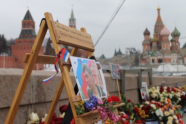 Rússneski stjórnmálamaðurinn Boris Nemtsov var myrtur steinsnar frá Kremlar-múrum fyrir rúmu ári síðan. Fimm Téténar sitja nú í gæsluvarðhaldi vegna málsins en Ramzan Kadyrov hefur verið ásakaður um aðild að ódæðinu. Mynd: Ómar