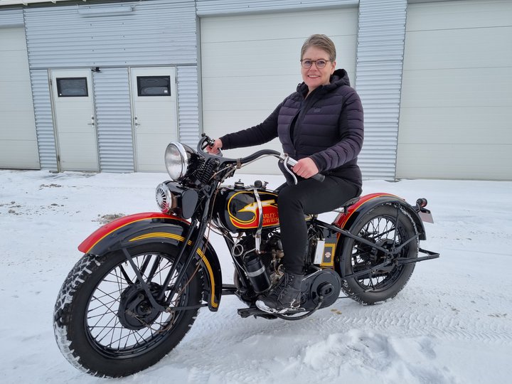 Helga Hrönn Sigursteinsdóttir Melsteð á Harley Davidson hjólinu skömmu eftir að hún fékk það afhent á dögunum.