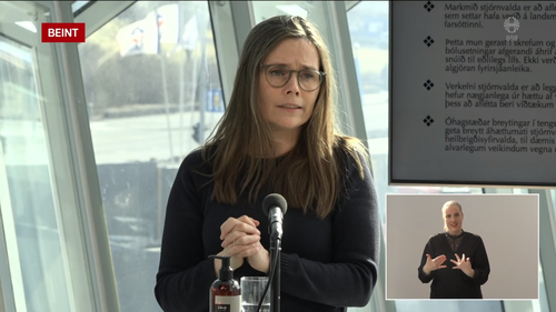Katrín Jakobsdóttir forsætisráðherra hélt stutta glærukynningu um stefnu stjórnvalda í aðgerðum gegn faraldrinum. Skjáskot: RÚV