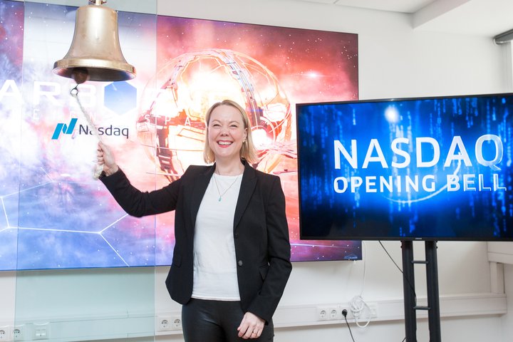 Sigurlína Ingvarsdóttir, stjórnarformaður Solid Clouds,  hringdi inn fyrstu viðskipti í morgun.