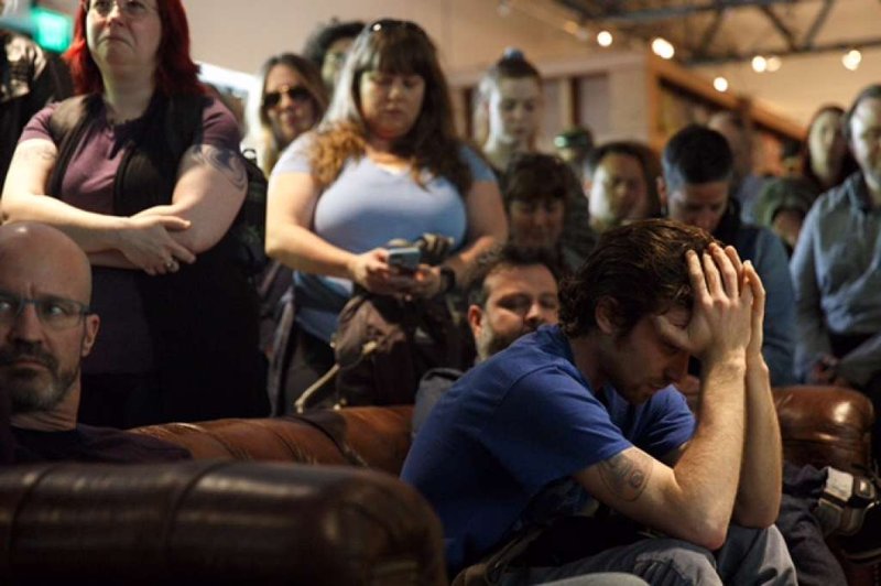 Það var þungt yfir rokksamfélaginu í Seattle í gær, eins og hér sést. Myndin er tekin á KEXP útvarpsstöðinni, sem ávallt hefur verið í framvarðasveit tónlistarsenunnar í borginni. Mynd: SeattleTimes.