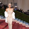 Kim Kardashian á rauða dregli Met Gala fyrr í þessum mánuði. Skömmu eftir að þessi mynd var tekin skipti hún yfir í endurgerð kjólsins til þess að koma í veg fyrir skemmdir á þeim upprunalega.