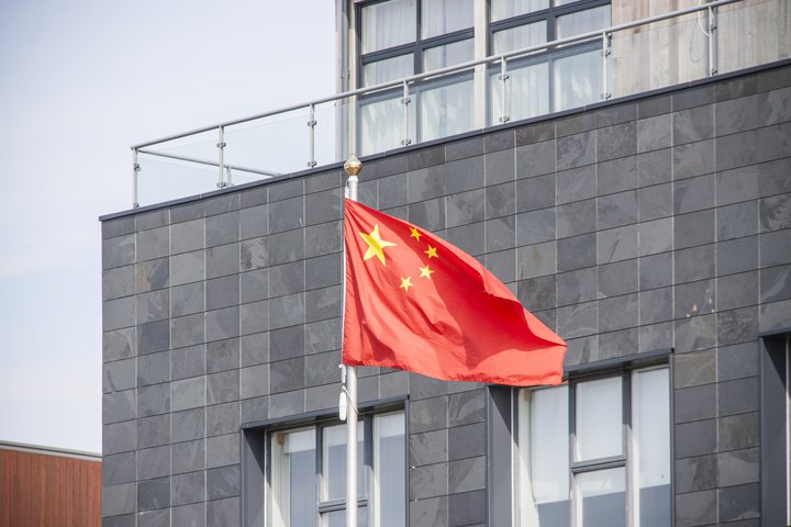 Kínverski fáninn á húni fyrir utan sendiráð ríkisins í Reykjavík.