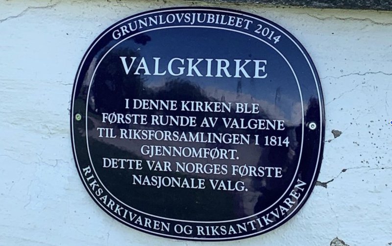 Skjöldurinn við kirkjugarðinn í Ringsaker. Mynd: Örn Bárður Jónsson