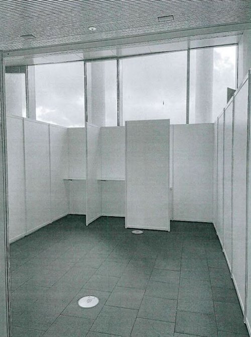 Mynd af kjörklefum í Ráðhúsi Reykjavíkur, áður en tjöld voru hengd upp. Opinn kjörklefi fyrir kjósendur með fötlun er lengst til hægri.