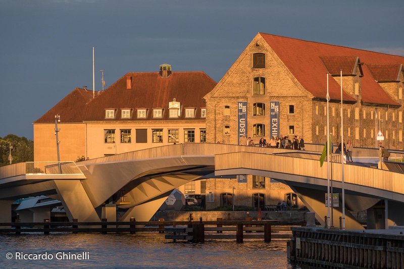 Brúin séð frá Nyhavn. Í bakgrunn má sjá hús Nordatlantens Brygge, sem meðal annars hýsir Íslenska sendiráðið í Kaupmannahöfn. Ljósmynd: Riccardo Ghinelli