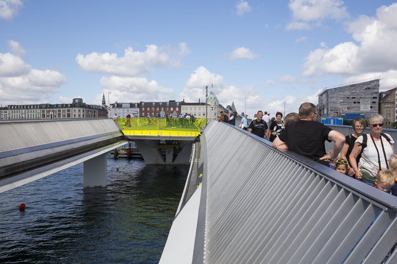 Mun meiri umferð er um brúna en áætlað var við byggingu. Ljósmynd: News Oresund