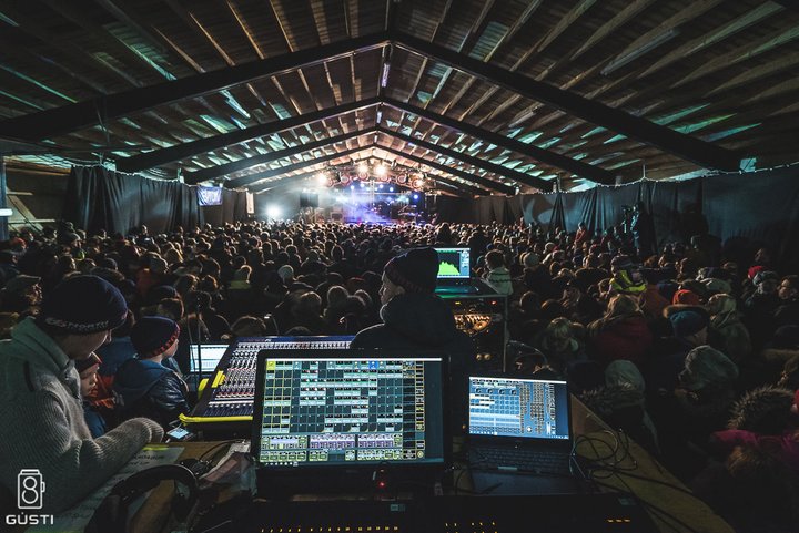 Í stað þess að undirrita samninga við samstarfsaðila hátíðarinnar á pappír eins og venja er þá húðflúruðu allir aðilar máls á sig merki hátíðarinnar. Það þykir meira „rokk“ í því. Flúrið var þó ekki varanlegt.