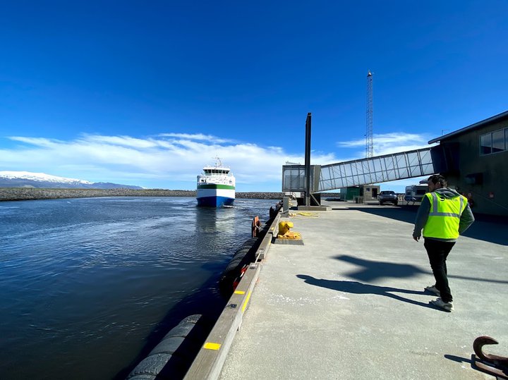 Herjólfur leggst að bryggju í Landeyjahöfn. Vegagerðin segir dýpkunarþörf hafa stórminnkað með nýju skipi, en Ríkisendurskoðun bendir á að kostnaðurinn sé enn langt umfram áætlanir eftir að nýja skipið hóf siglingar.