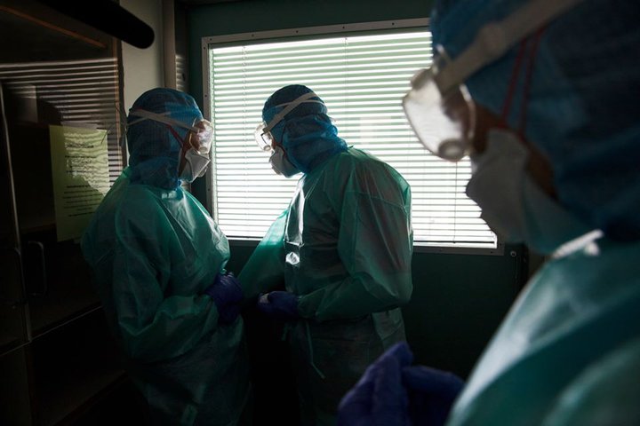 Fjörutíu og fimm manns eru innilggjandi á sjúkrahúsi vegna COVID-19 sýkingar.