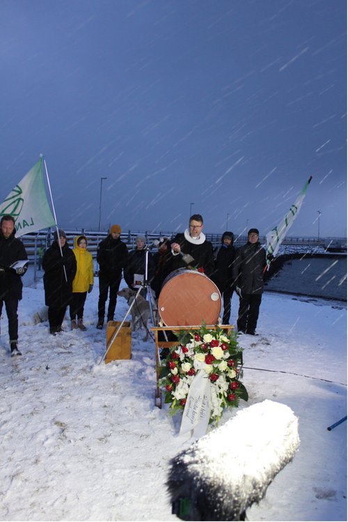 Jarðaför Jarðefnaeldsneytis þar sem loftslagshópur Landverndar jarðaði síðustu olíutunnuna árið 2019 og setti fram tímasett markmið um útfösun jarðefnaeldsneytis. Mynd: Auður Önnu Magnúsdóttir