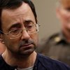 Þegar fyrsta fréttin um ásakanir þriggja kvenna um misnotkun Larry Nassar kom út haustið 2016 grunaði fáa hvert umfang málsins yrði, en talið er að Nassar hafi misnotað yfir 500 stúlkur yfir meira en tveggja áratuga tímabil sem landsliðs- og háskólalæknir