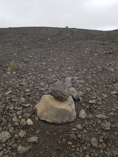 Þeir sem óku um skarðið reistu margar litlar vörður til að merkja leiðina sem þeir óku. Mynd: Vatnajökulsþjóðgarður