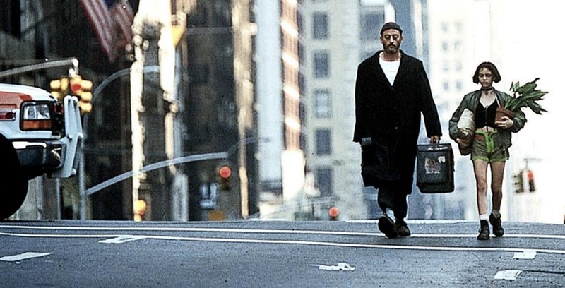 Þarna ganga þau með kaktusinn, leigumorðinginn Leon, og hin tólf ára gamla Mathilda, sem Natalie Portman lék.