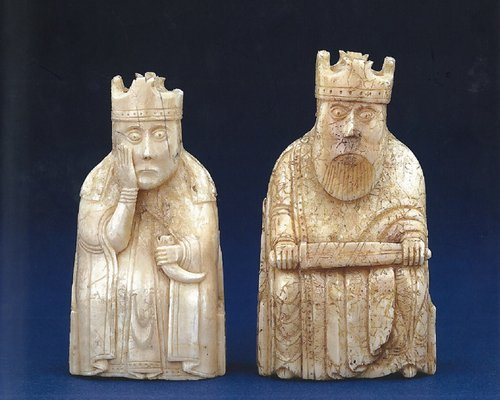 Tveir af taflmönnunum frá Ljóðshúsum. Mynd: Wikipedia