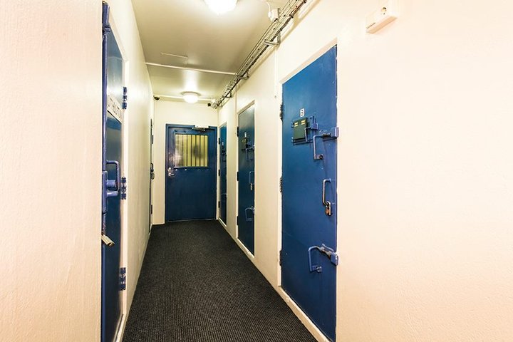 Þeir sem hljóta þunga dóma og uppfylla skilyrði fyrir því að afplána undir rafrænu eftirliti þurfa nú að eyða minni tíma í fangelsum ríkisins á borð við Litla Hraun.