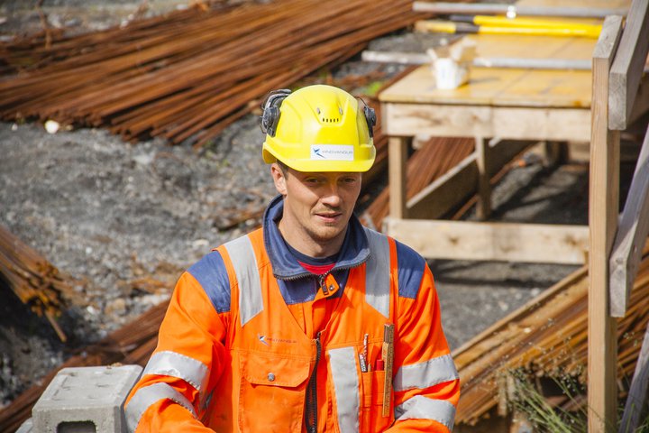 Vinnustundir voru fleiri í fyrra en Seðlabankinn gerði ráð fyrir