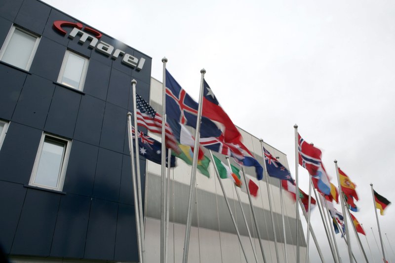 Marel er nú langsamlega stærsta fyrirtæki landsins, sé horft til skráðra félaga. Félagið er með 5.400 manns í vinnu víðs vegar um heiminn en höfuðstöðvarnar eru á Íslandi.