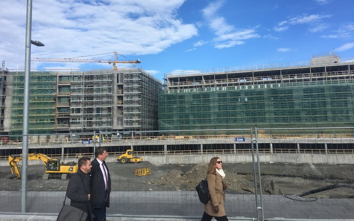 Lengi vel var hola þar sem hótelið er nú að rísa. Í dag er verkefnið hins vegar vel á veg komið og vísir að reisulegu hóteli og íbúðaþyrpingu búinn að myndast.