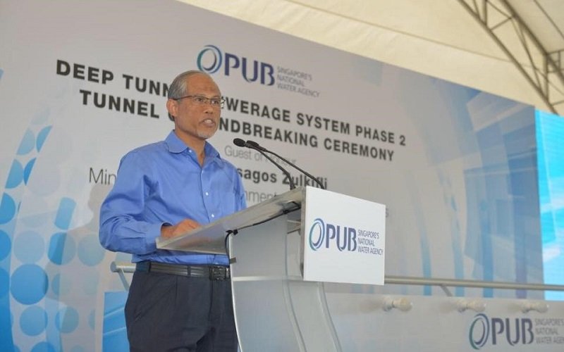 masagos zulkifli, umhverfisráðherra Singapúr, drakk nýja vatnið á kynningarfundi fyrir verkefnið.