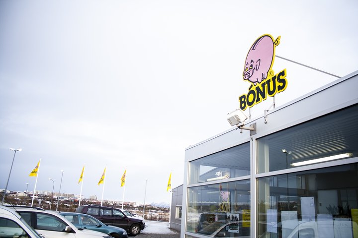 Bónus, stærsta verslunarkeðja landsins, er krúnudjásnið í Hagasamstæðunni.