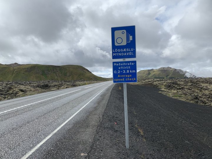 Fyrstu meðalhraðamyndavélarnar hér á landi voru settar upp í fyrra. Ávinningurinn af þeim, í formi lægri slysakostnaðar, er sagður geta verið tífaldur á við kostnaðinn við að halda úti kerfunum.