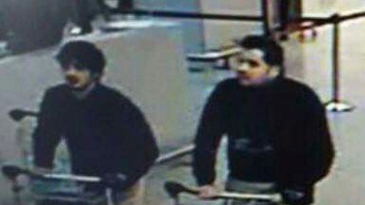 Í gær voru birtar myndir af tveimur meintum gerendum í árásinni á flugvöllinn í Brussel. Í dag hafa tveir hryjðuverkamenn verið nafngreindir.