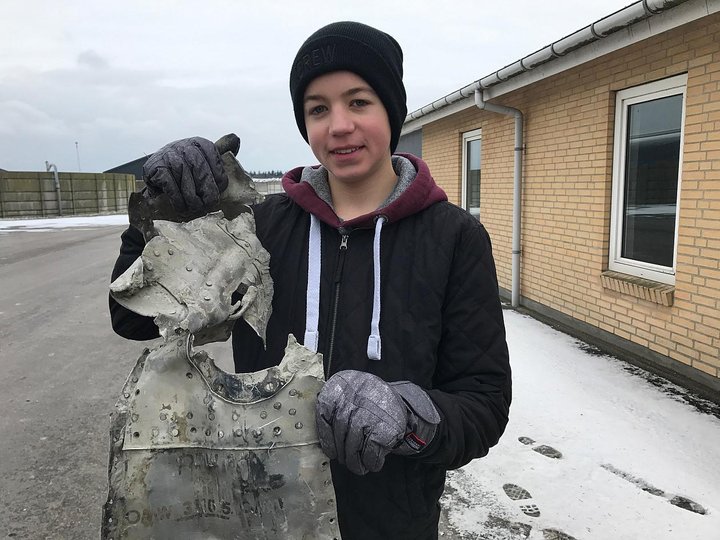 Daniel Kristiansen með brot úr flaki flugvélarinnar sem hann fann.