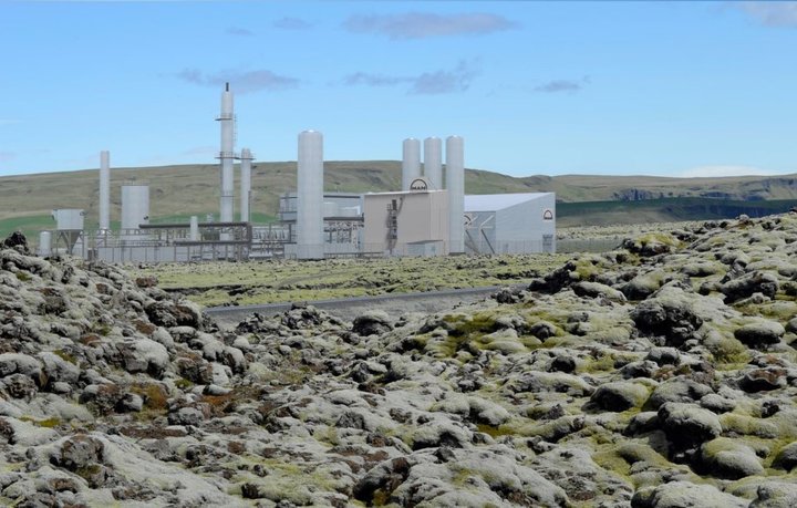 Tölvuteikning sem sýnir hina áformuðu verksmiðju í hrauninu við Reykjanesvirkjun. Turnar hennar yrðu 25 metrar á hæð.