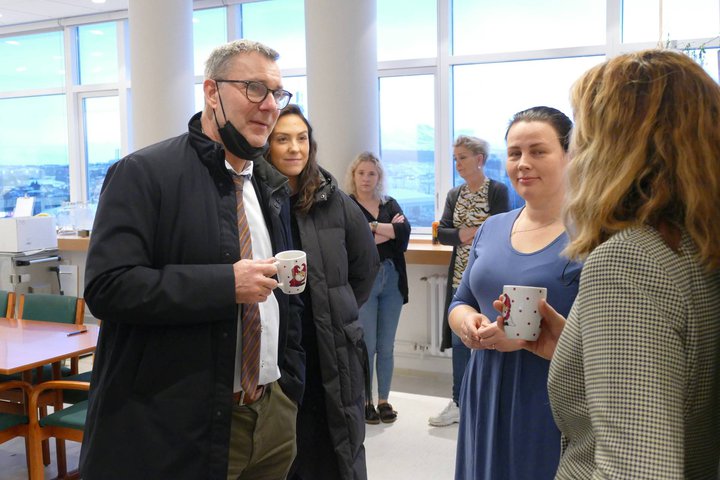 Willum Þór Þórsson ásamt aðstoðarmanni sínum, Millu Ósk Magnúsdóttur, við opnun á hjúkrunardeild fyrir COVID-sjúklinga á hjúkrunarheimilinu EIR fyrr í dag.