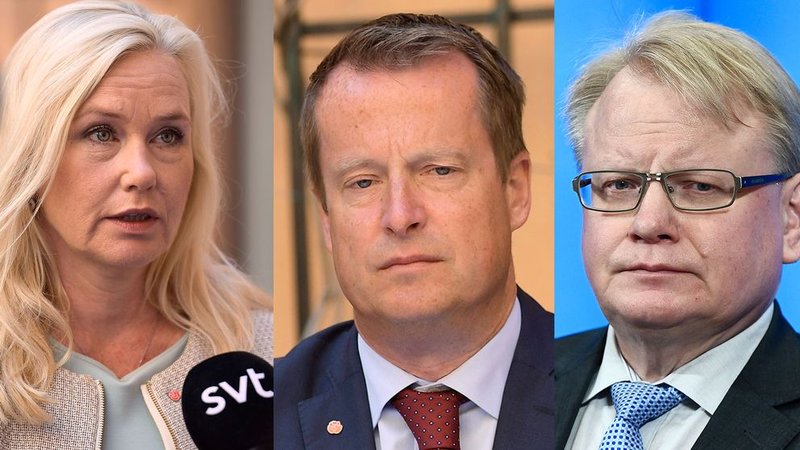 Ráðherrarnir þrír eru Anna Johanson innviðaráðherra, Anders Ygeman innanríkisráðherra og Peter Hultqvist varnarmálaráðherra.