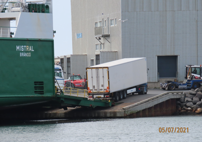 Mynd 2. Aðstaða til afgreiðslu ekjuskipa er mjög þröng í Þorlákshöfn og ef ætti að byrja frá byrjun yrði að huga betur að hröðu flæði inn í skip og úr.