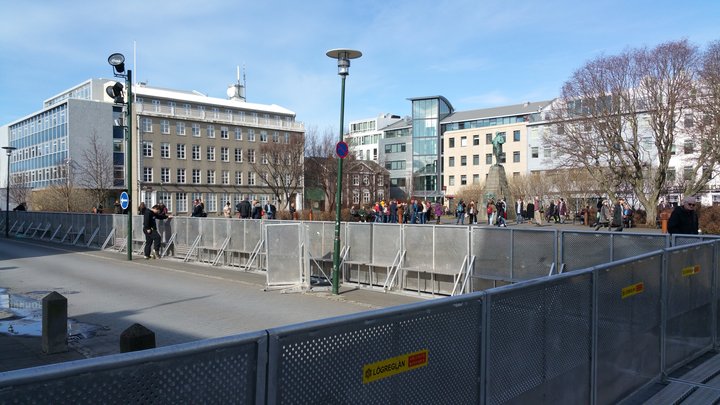 Búist er við yfir tíu þúsund manns á mótmæli sem fara fram á Austurvelli síðar í dag.