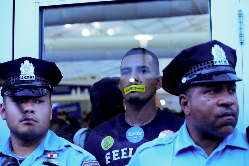 Sanders stuðningsmenn mótmæla niðurstöðu kosninganna með því að loka vinnutjaldi fjölmiðla.
