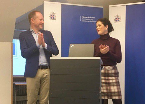 Við Þórdís Kolbrún Reykfjörð Gylfadóttir, ferðamála-, iðnaðar- og nýsköpunarráðherra, kynntum nýlega úthlutanir til uppbyggingar hraðhleðslustöðva um land allt. Þær munu breyta miklu. Mynd: Aðsend.