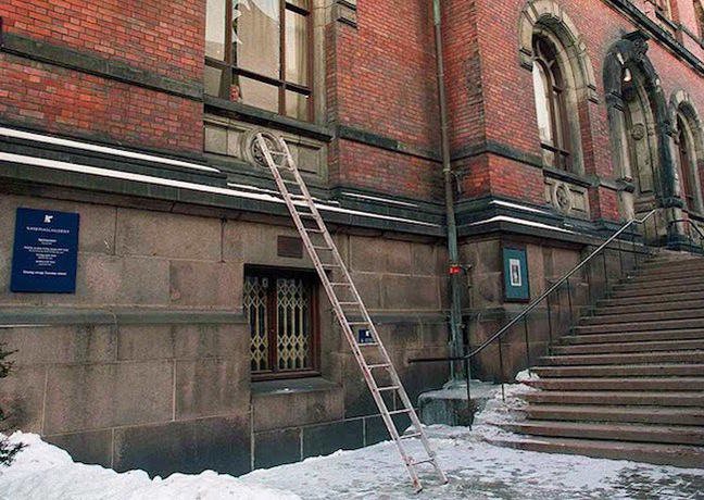 Ræningjarnir fóru inn um glugga á fyrstu hæð og út aftur á innan við mínútu.