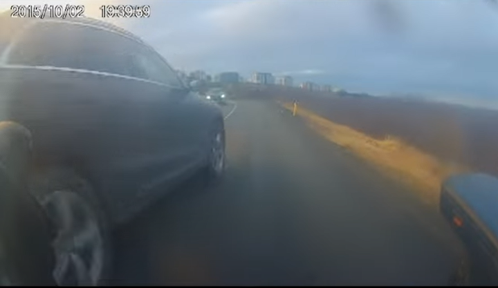 Skjáskot úr myndbandi frá Birgi Birgissyni sem sýnir afar glæfralegan (og ólöglegan) framúrakstur bifreiðar um síðustu jól.