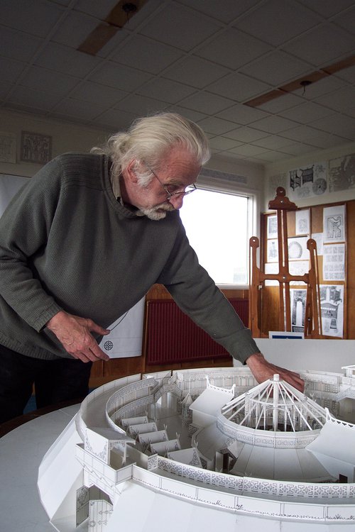 Haukur við líkan sem hann gerði af víkingaþorpi frá 2002 (þarna er þessi hugsun með hlið í höfuð áttir, eins og vé. Mynd: Gunnar Halldórsson