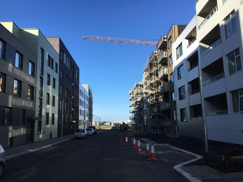 Mynd að ofan er tekin í nýju hverfi í Vatnsmýrinni með sól í hádegisstað tæpum 3 vikum eftir haustjafndægur. MYND: Örn Þór Halldórsson arkitekt.