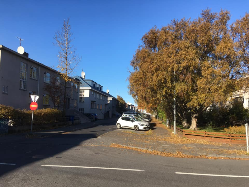 Myndatexti 1: Mynd að ofan er tekin í nýju hverfi í Vatnsmýrinni með sól í hádegisstað tæpum 3 vikum eftir haustjafndægur. Mynd að er tekin af Melunum um hálftíma síðar. MYND: Örn Þór Halldórsson arkitekt.