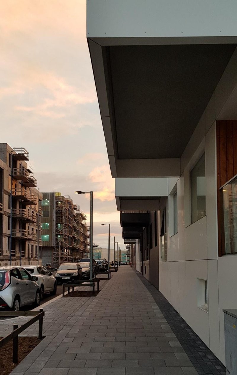 Í þéttri byggð stela svalir dýrmætu dagsljósi þegar þær eru staðsettar yfir gluggum neðri hæða. MYND: Örn Þór Halldórsson arkitekt.