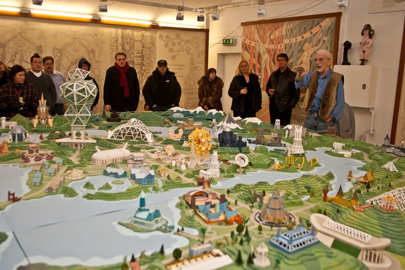 Haukur leiðir hóp af fólki um líkanið af Edduheimum 2012. Mynd: Ólafur Kr. Ólafsson