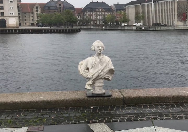 Styttan af Friðriki V á kæjanum.