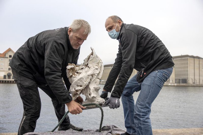 Styttan, sem er úr gifsi, hafði ekki haft gott af dvölinni á sjávarbotni.