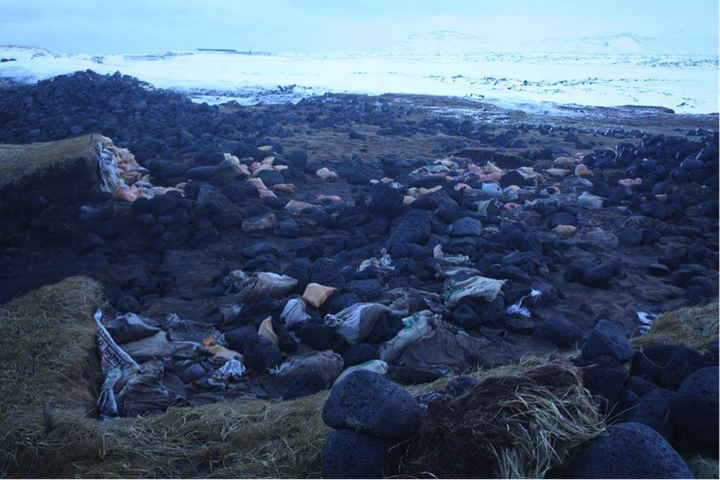 Hér má sjá áhrif eins vetrarstorms á minjar sem reynt var að verja með sandpokum. Sandpokarnir eru á víð og dreif.
