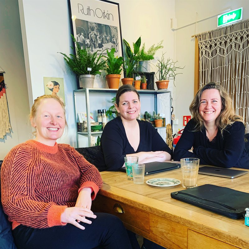 Auður Aðalsteinsdóttir með Ástu Gísladóttur meðeiganda Ástríkis og myndlistarkonunni Jónu Hlíf Halldórsdóttur.