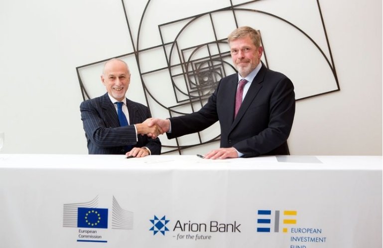 Frá samningsundirritunni.