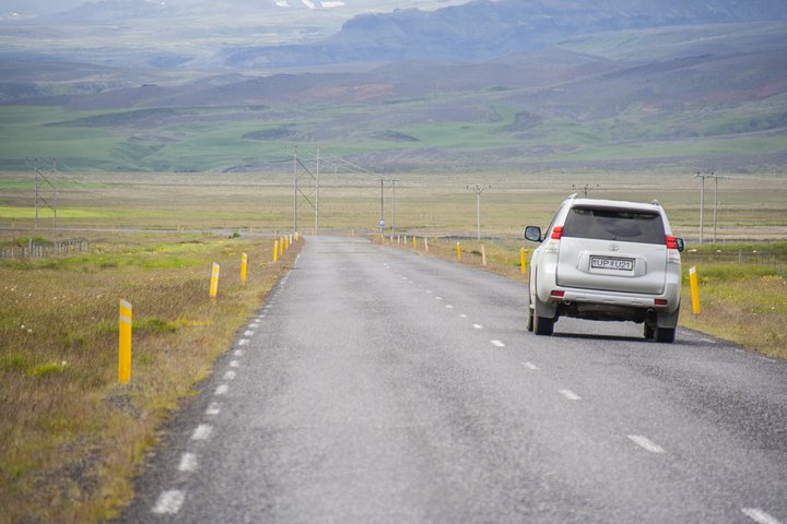 Ljóst er að færri ferðamenn munu aka um þjóðvegi landsins á bílaleigubílum í sumar.