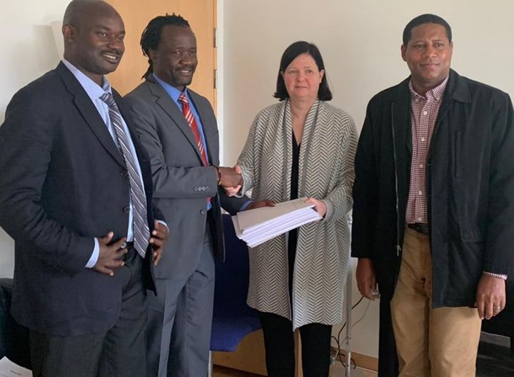 Samfélag Namibíumanna í Bandaríkjunum afhendir sendiherra Íslands þar í landi yfirlýsingu sína.